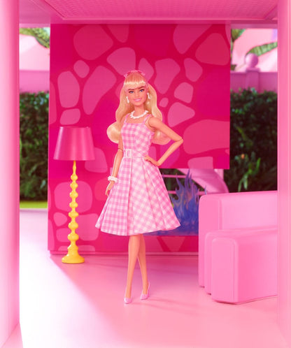 Barbie Film Docka i Rosa Gingham Klänning