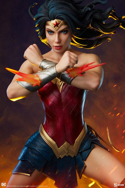 DC Comics Premium Format Staty Wonder Woman: Saving the Day 50 cm